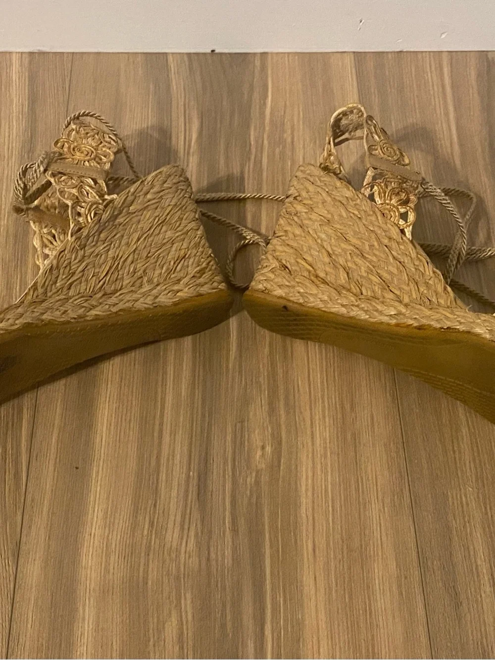 Stuart Weitzman Ladies 7 1/2 Daffodil jute and raffia wedge sandals bohemian loo